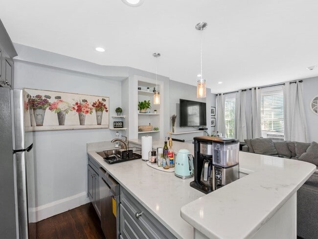 Building Photo - 83 Main St