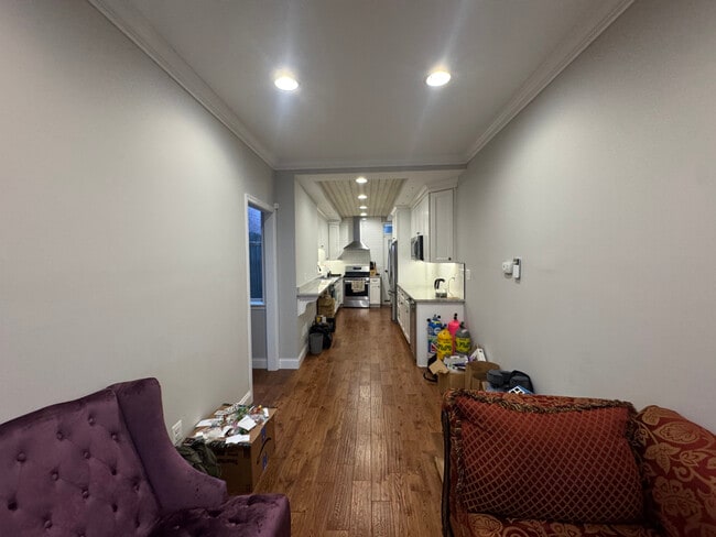 Building Photo - 812 W 34th St