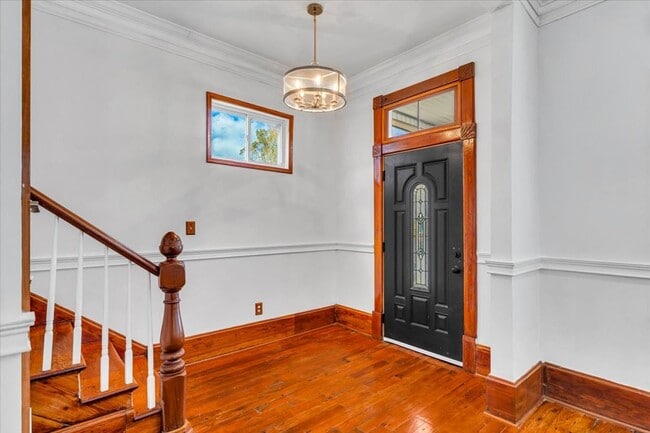 Building Photo - Beautiful 4 bedroom home downtown