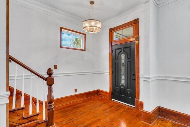 Foto del edificio - Beautiful 4 bedroom home downtown