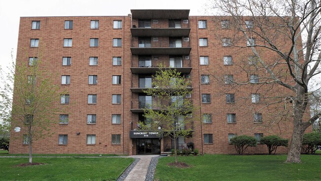 Photo du bâtiment - Sun Crest Tower Apartments