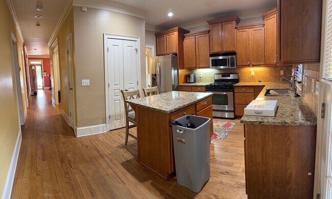 Building Photo - 4 BED/2 BATH PRIVATE DECATUR ESTATE FOR LE...