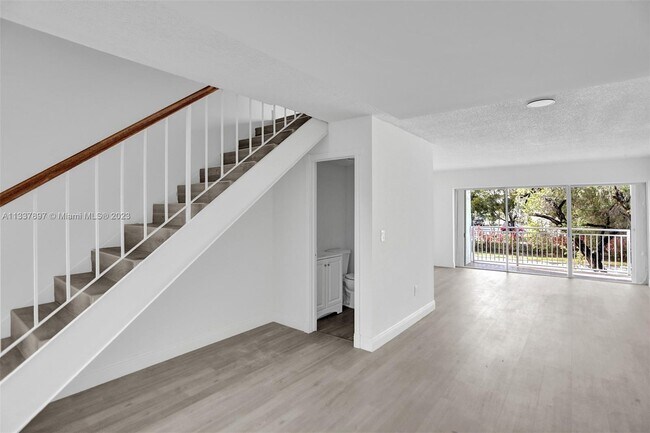 Building Photo - 9367 Fontainebleau Blvd