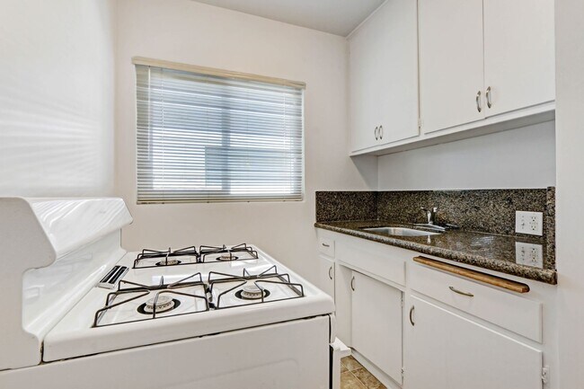 Foto del edificio - 10906 Santa Monica Blvd, prime Westwood!