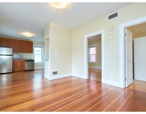 Building Photo - 39 Hinckley St