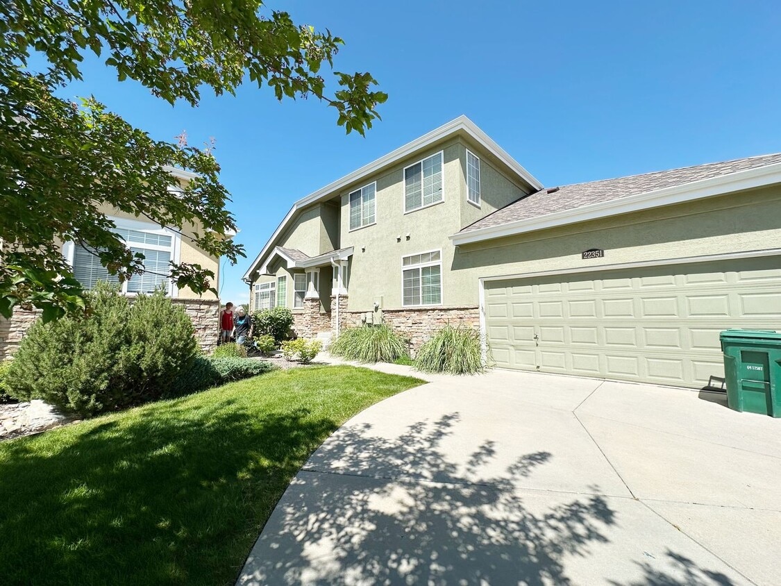 Bright, Spacious 2-Bedroom Home in Aurora with Room to Grow - Bright, Spacious 2-Bedroom Home in Aurora with Room to Grow