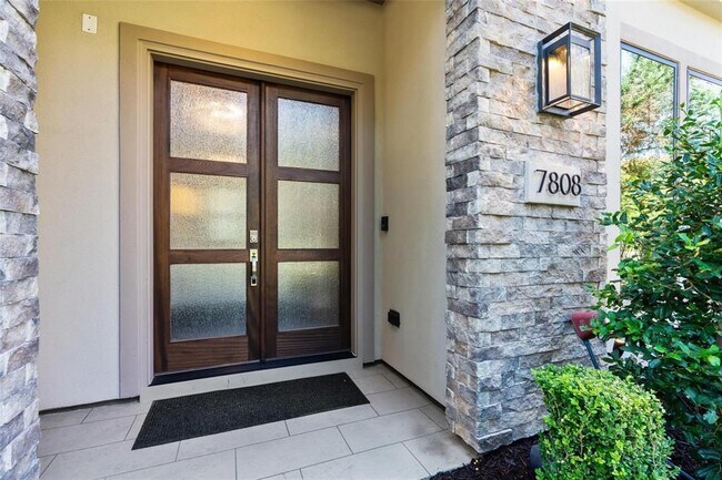 Foto del edificio - 7808 Secluded Ave