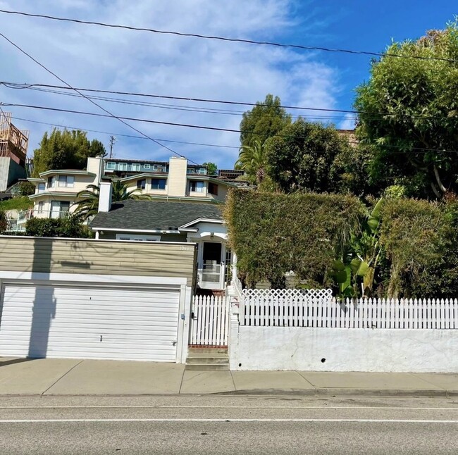 Building Photo - Quintessential Ventura 1 bed rear unit with LARGE, PRIVATE, BEAUTIFUL OUTDOOR LIVING AREA