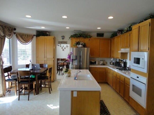 Building Photo - Luxurious 5 + 3 Pool/View Home Castaic