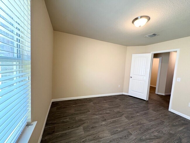 Building Photo - 10617 Menominee Falls Ln