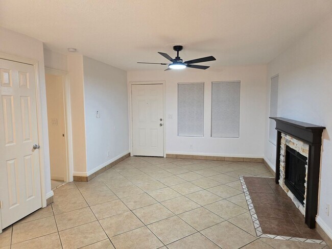 Foto del edificio - UPGRADED CONDO READY TO MOVE INTO!