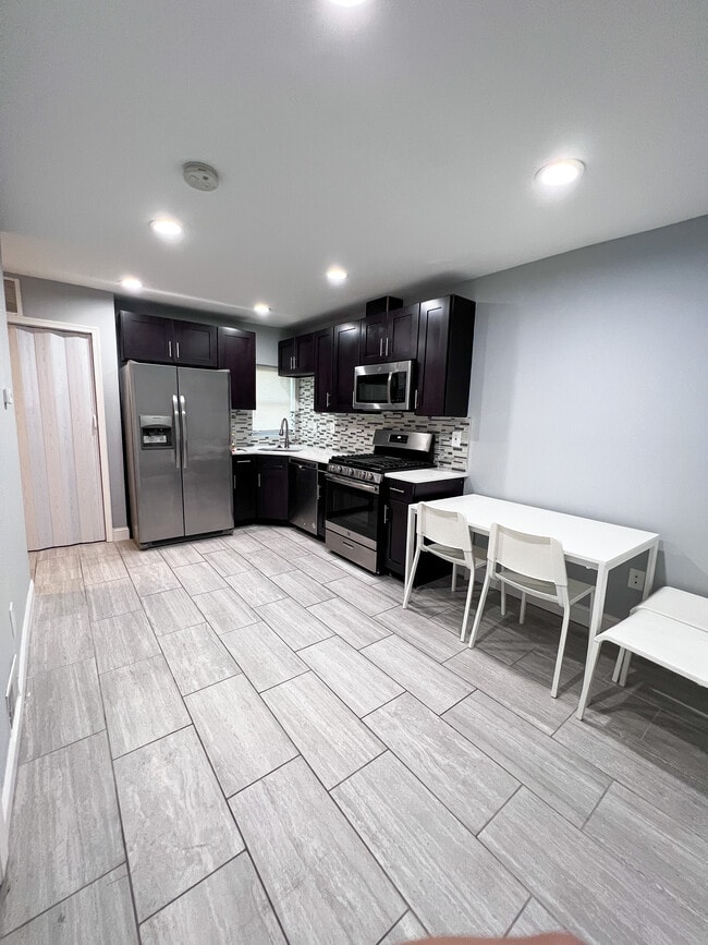 Kitchen - 1730 W Master St