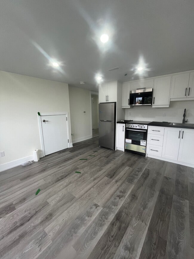 Building Photo - 160 Densmore Rd