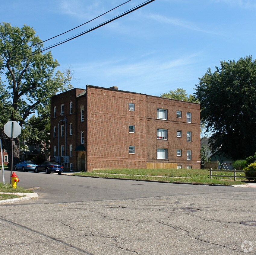 611 Andrew Ave NE, Massillon, OH 44646 Apartments in Massillon, OH