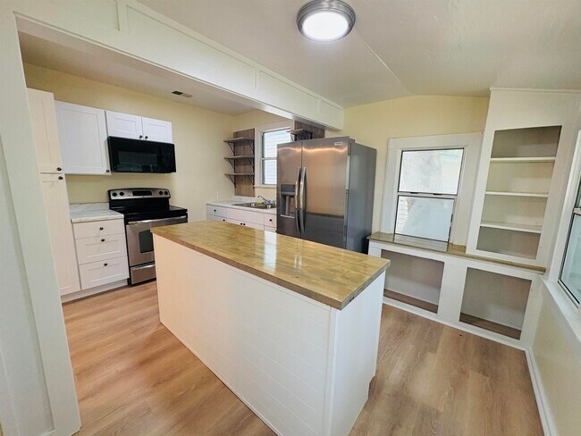 Building Photo - 412 E Magnolia Dr
