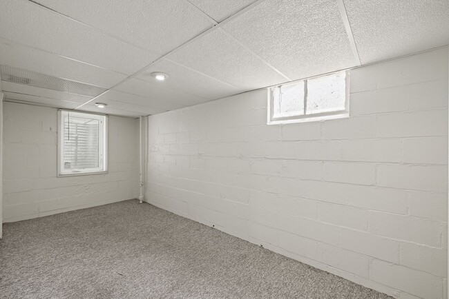 Building Photo - Cozy 3-Bedroom Ranch with Garage in Charmi...