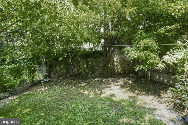 Building Photo - 201 Sumac St