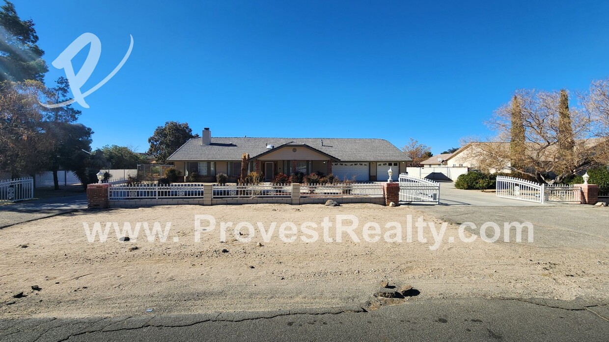 Foto principal - 3 Bed, 2.5 Bath Apple Valley Home w/Pool a...