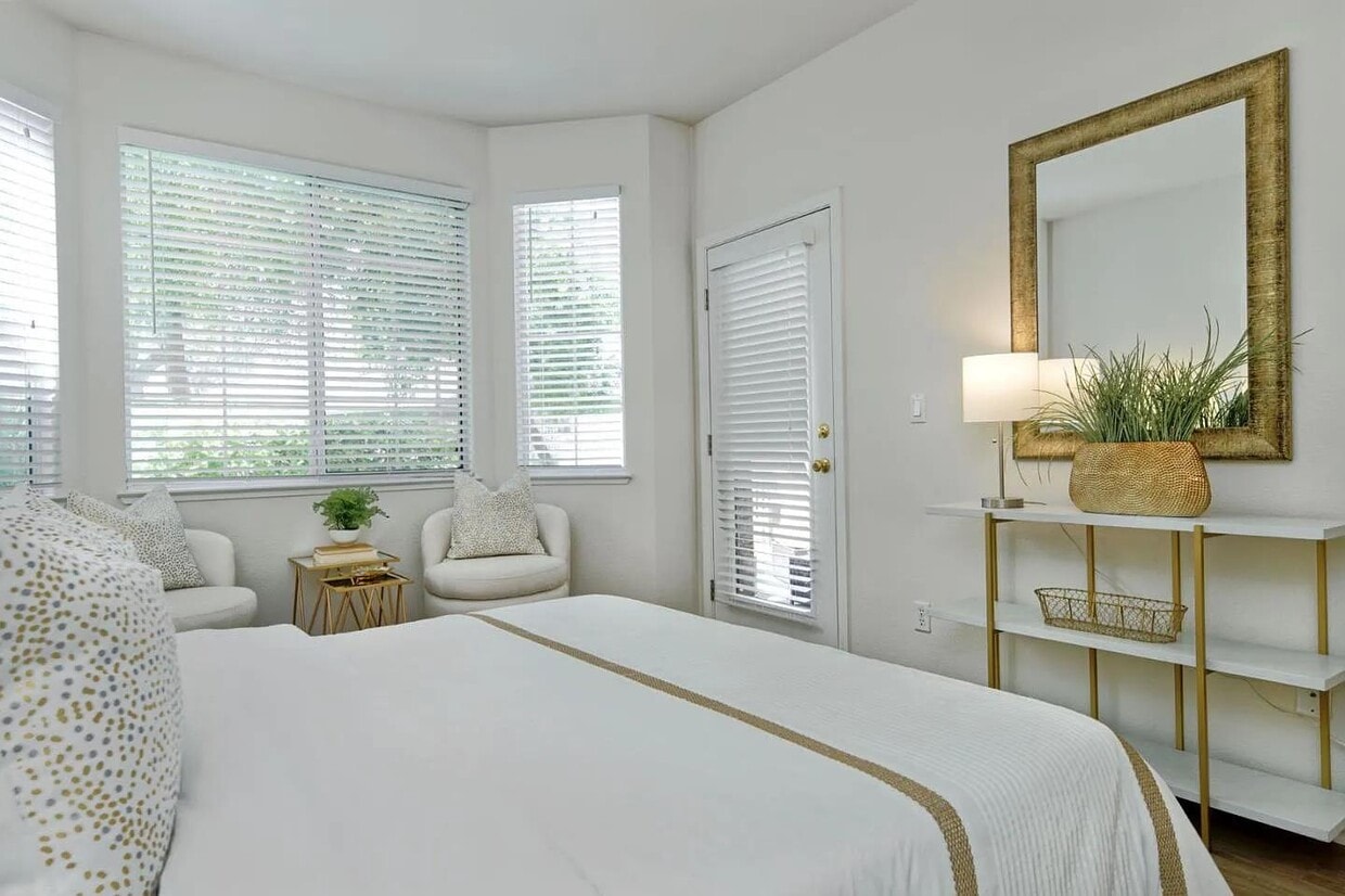 Foto principal - 5947 Lake Hennessy Ct