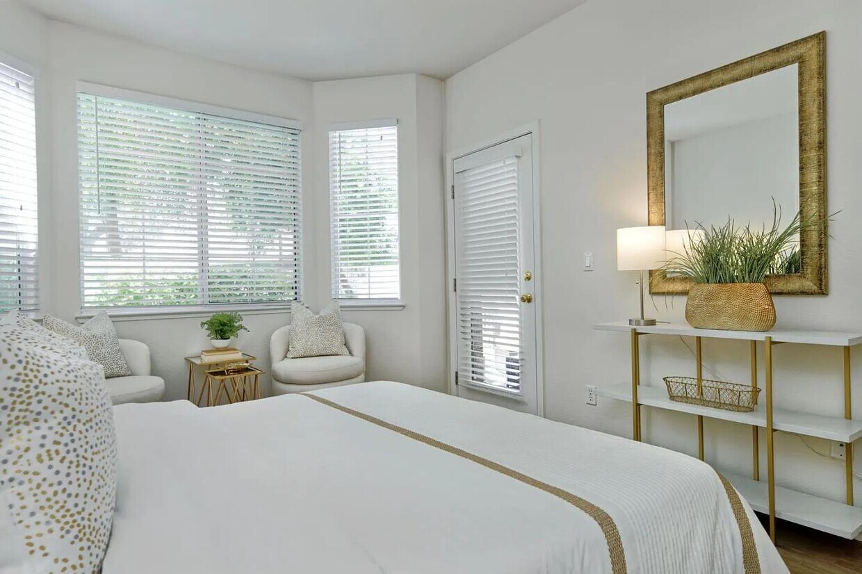 Primary Photo - 5947 Lake Hennessy Ct