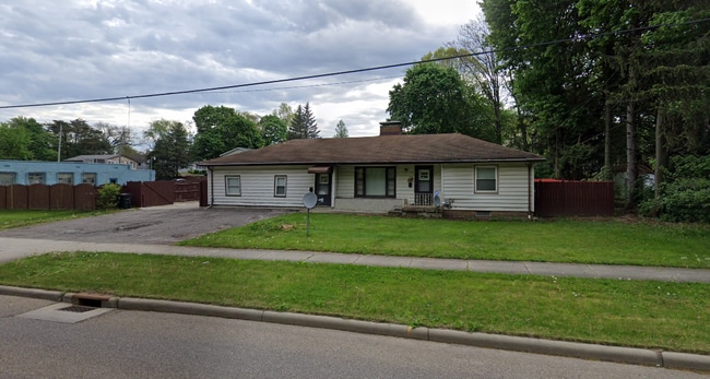 Building Photo - 225 Massillon Rd