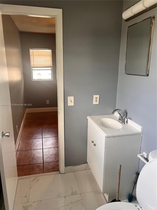 Building Photo - 2 bedroom in Hallandale FL 33009