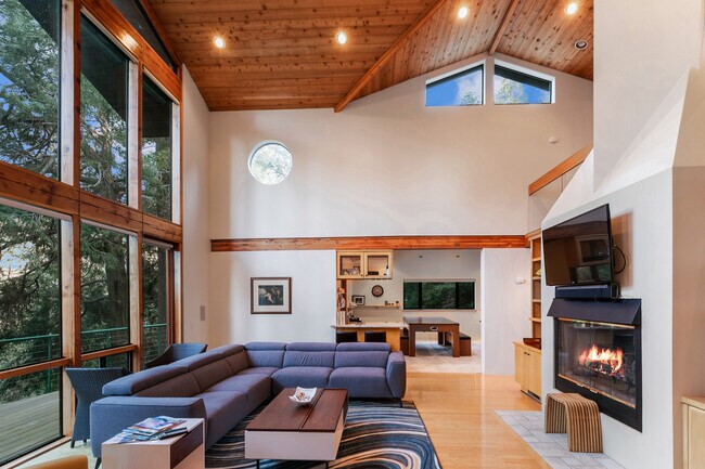 Building Photo - 23876 Lakeview Dr