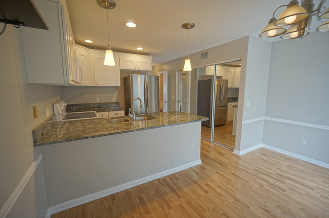 Building Photo - 2-Bedroom, 2 1/2-Bath, Gated South Tampa C...