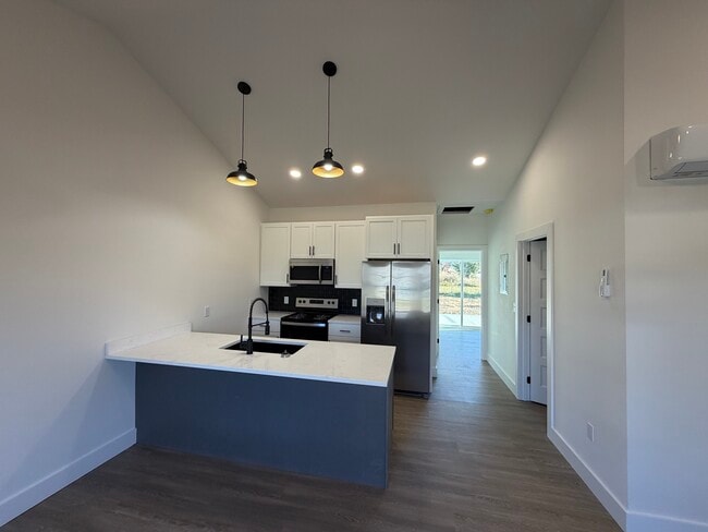 Building Photo - 800 E Engineer St