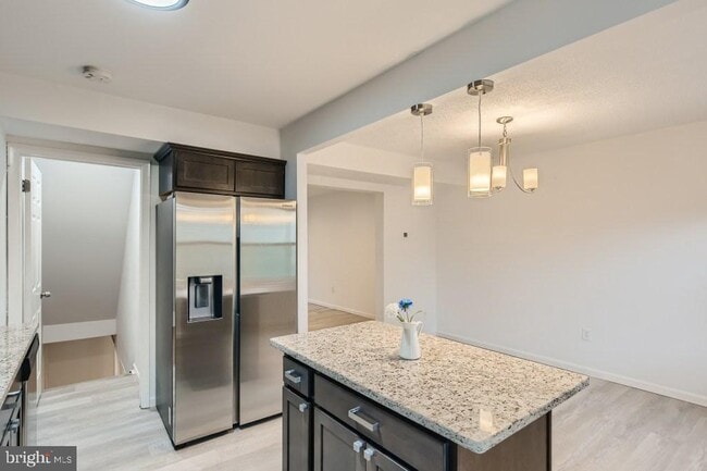 Building Photo - 9 Robinway Ct
