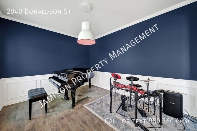 Building Photo - 2040 Donaldson St