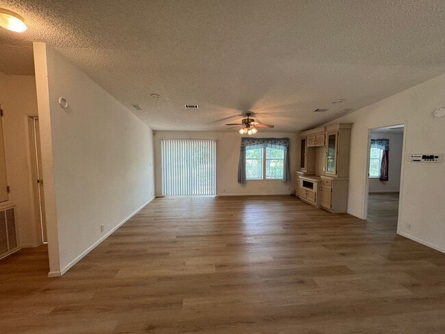 Building Photo - 2 Bedroom / 2 Bath Mobile Home with Office/Flex Space – Suwannee County (16th Street)