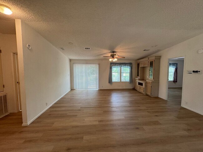 Foto del edificio - 2 Bedroom / 2 Bath Mobile Home with Office/Flex Space – Suwannee County (16th Street)