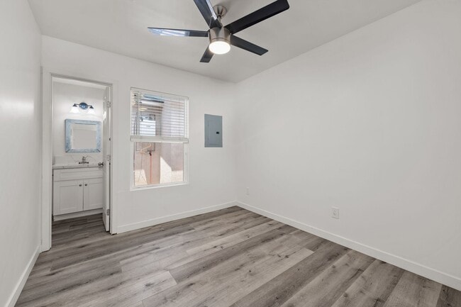 Building Photo - Detached 2 bed!