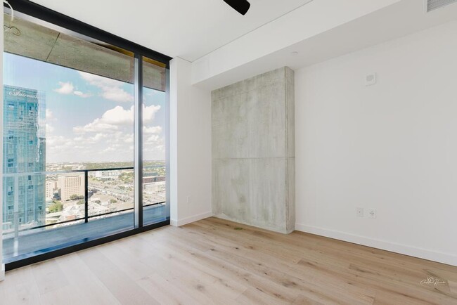 Building Photo - 610 Davis St