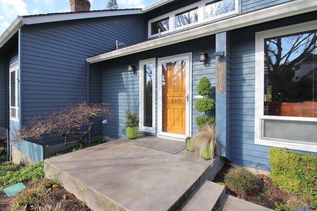 Building Photo - Luxuriously Appointed West Hills Tradition...
