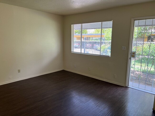 Foto del edificio - 489 S Backer Ave