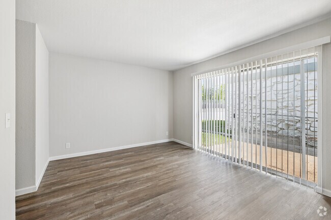 Casa adosada de 2 dormitorios y 1,5 baños - 960 pies cuadrados - Área de estar - Lakewood Gardens