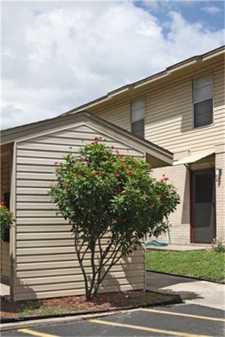 Foto principal - 5802 Academy Dr