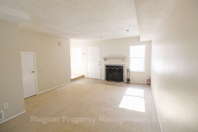 Building Photo - Fantastic Townhome