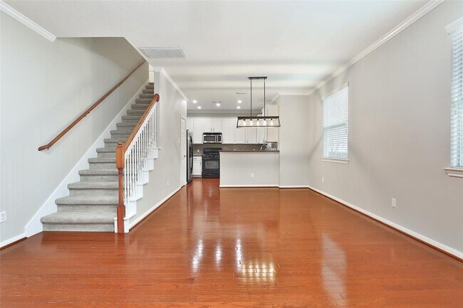 Building Photo - 1422 W 24th St