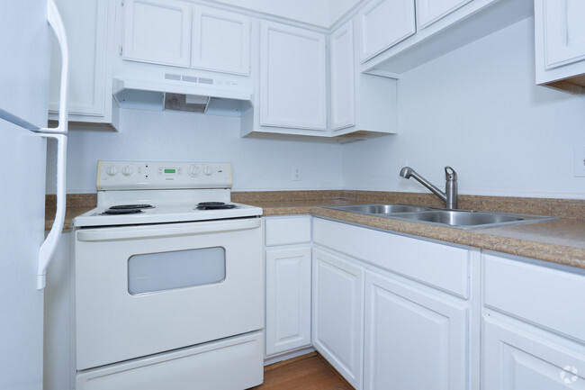 1BR, 1BA - 600 SF Kitchen - Azure Park