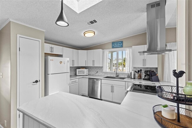 Building Photo - 611 La Jolla Cir