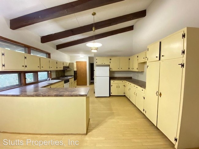 Building Photo - 668 Simpson St