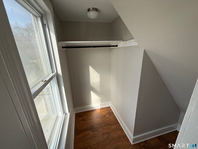 Building Photo - 3 Yost St