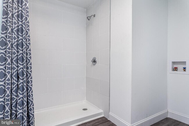 Building Photo - 209 Willow Rd
