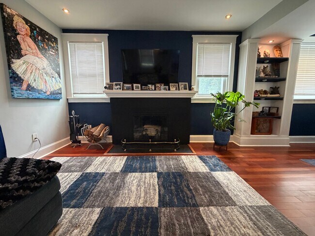Foto del edificio - Stunning 4-Bed/2-Bath Home in the heart of Lansdowne! Available First Week of September!