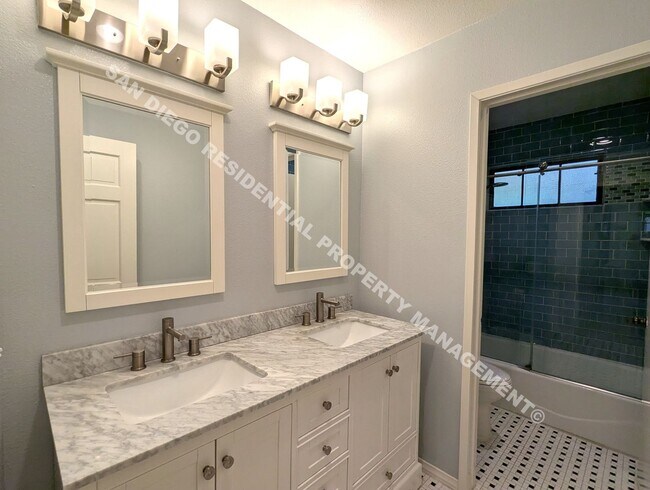 Foto del edificio - 8850 Villa La Jolla Dr