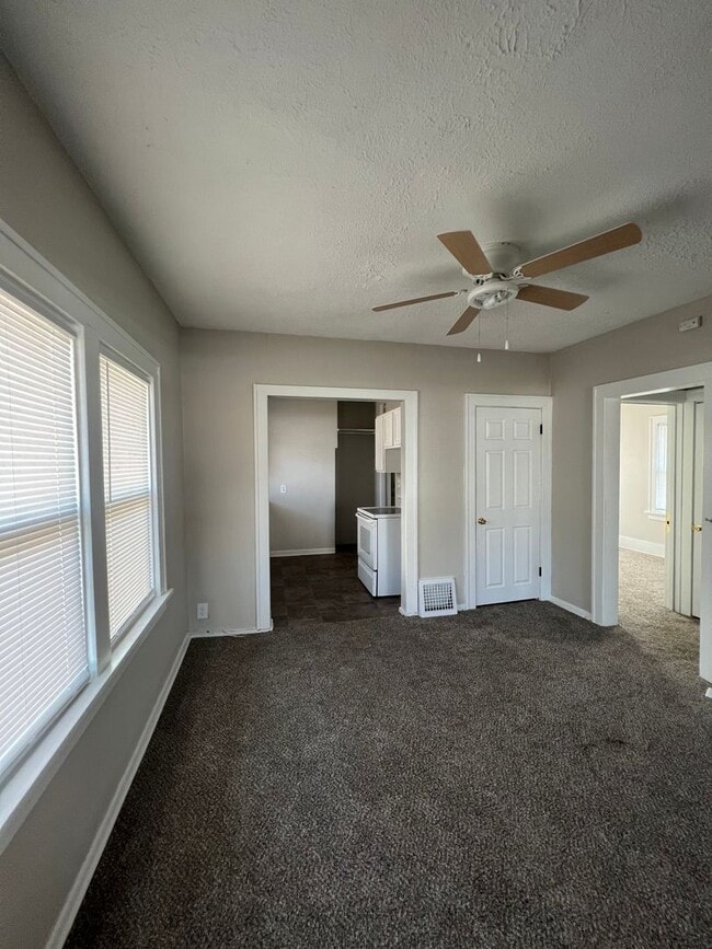 Photo - 3 Bedroom/ 1 Bathroom $995 Coming soon! House