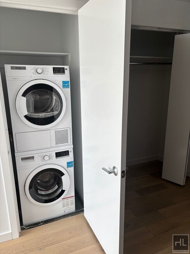 Building Photo - Northern Blvd | Flushing | 2BR/1BA w/Private Terrace, W/D & NO Broker's Fees!